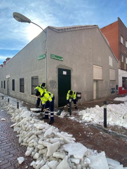 Operario paleando las calles