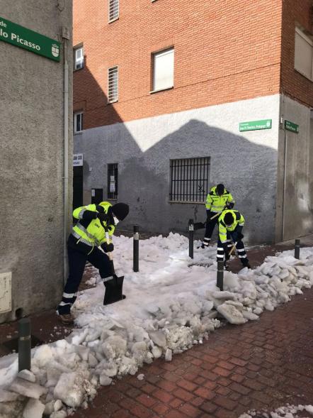 Operarios paleando las calles