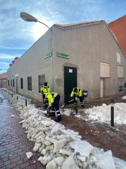 Lajas de hielo apartadas a las cunetas de la carretera