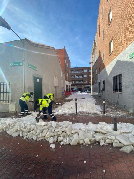 Operarios limpiando la calle