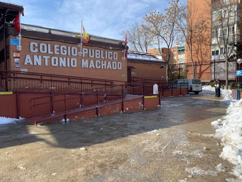 Colegio público Antonio Machado con el patio ya limpio