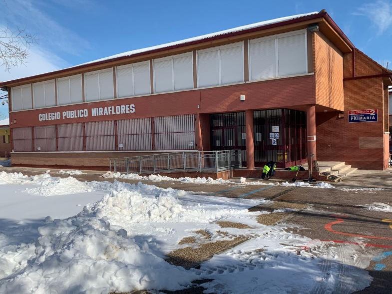 Colegio público miraflores a medio despejar de nieve
