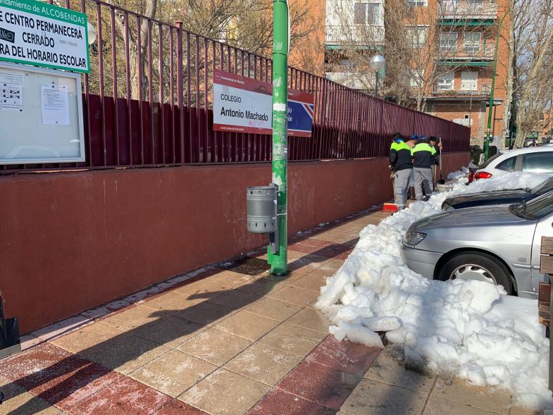 Paso abierto entre la nieve