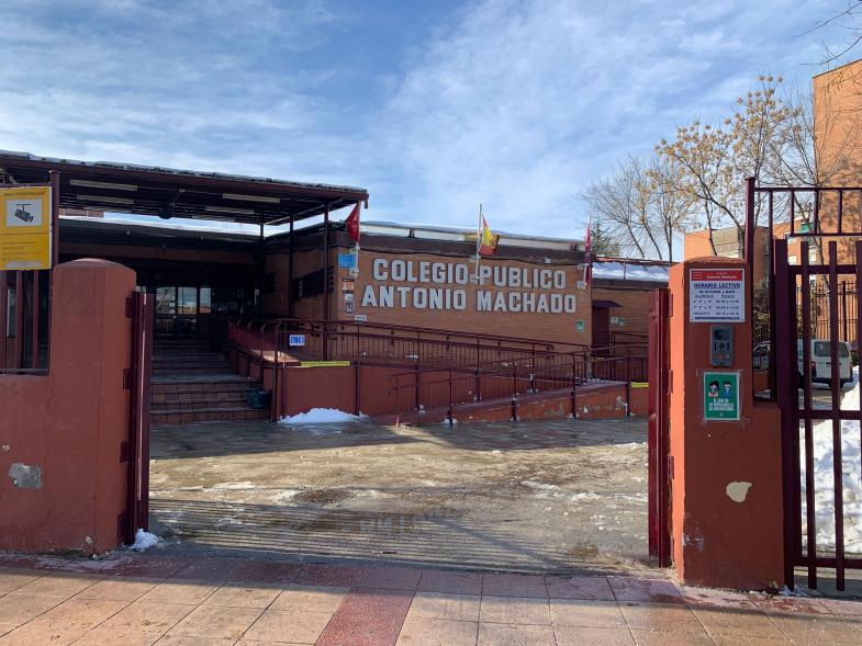 Colegio Antonio Machado con el patio ya limpio