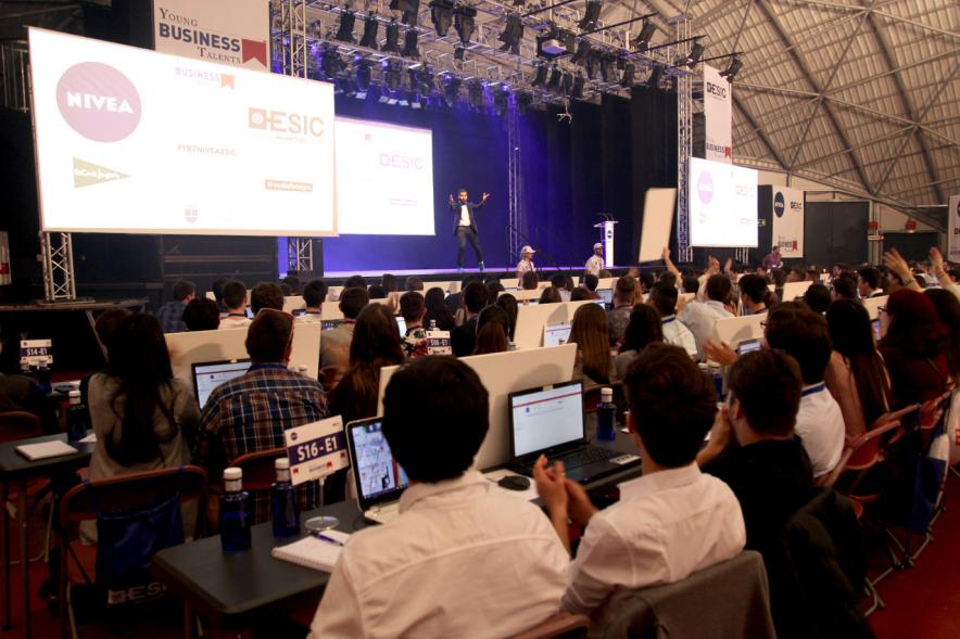 Inauguración Final Nacional Young Business Talents - Imagen de jóvenes practicando con el programa Young Business Talents en su ordenador.