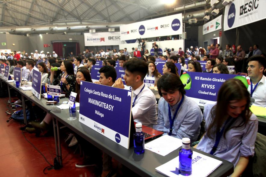 Inauguración Final Nacional Young Business Talents - Imagen de jóvenes practicando con el programa Young Business Talents en su ordenador.