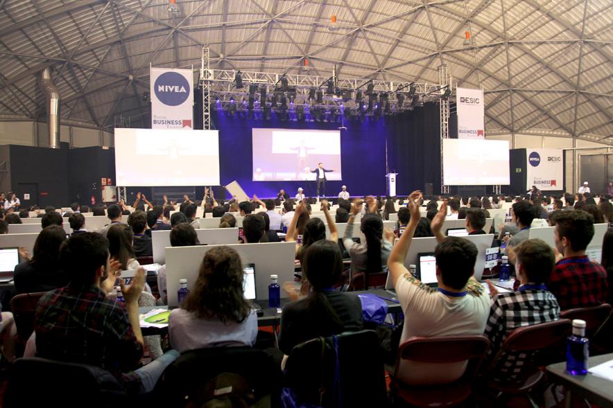 Inauguración Final Nacional Young Business Talents - Imagen del público asistente y del escenario.