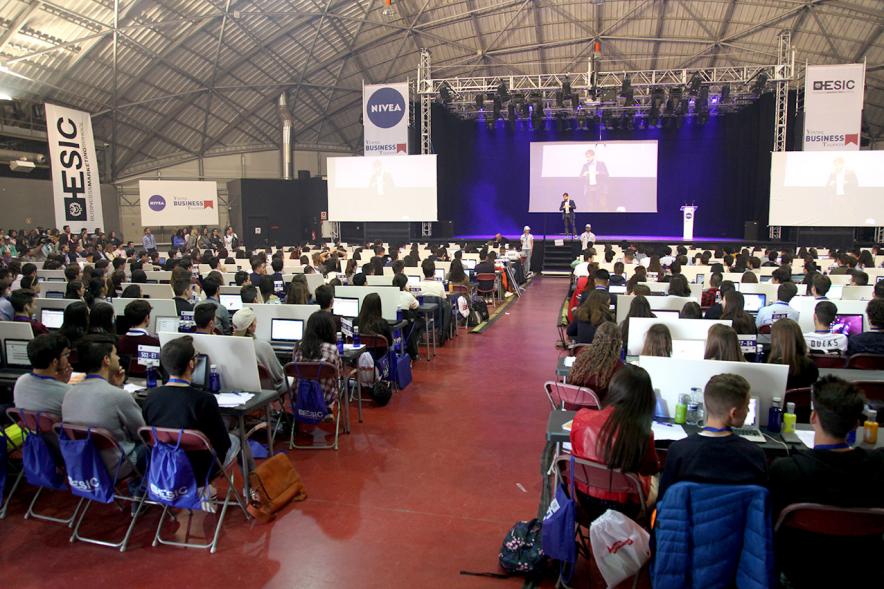 Inauguración Final Nacional Young Business Talents - Imagen del público asistente y del escenario.