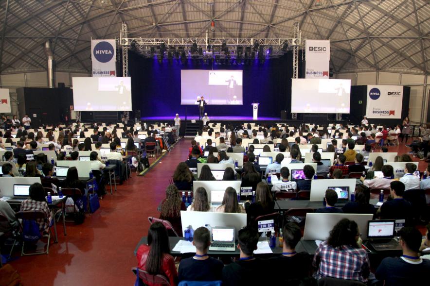 Inauguración Final Nacional Young Business Talents - Imagen del público asistente y del escenario.