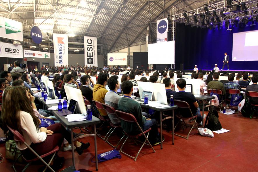 Inauguración Final Nacional Young Business Talents - Imagen del público asistente y del escenario.