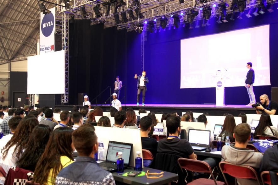 Inauguración Final Nacional Young Business Talents - Imagen lejana del escenario.