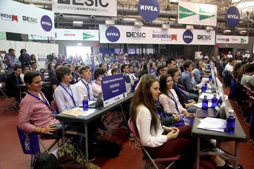 Inauguración Final Nacional Young Business Talents - Imagen de jóvenes escuchando al orador.