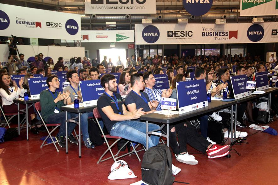 Inauguración Final Nacional Young Business Talents - Imagen de jóvenes escuchando al orador.