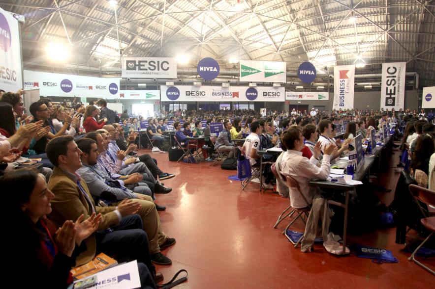 Inauguración Final Nacional Young Business Talents - Imagen de jóvenes escuchando y aplaudiendo al orador.