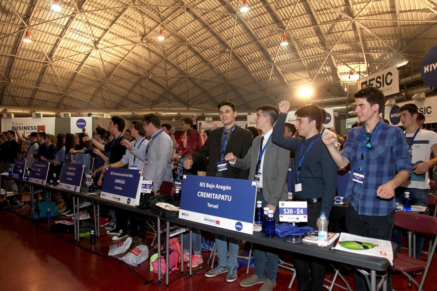 Inauguración Final Nacional Young Business Talents - Imagen de jóvenes escuchando y aplaudiendo al orador.