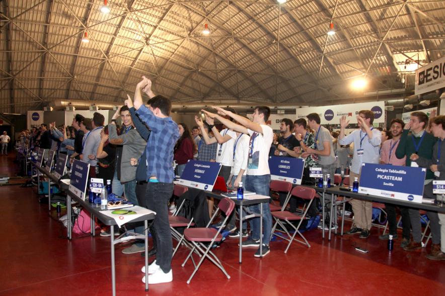 Inauguración Final Nacional Young Business Talents - Imagen de jóvenes aplaudiendo de pie al orador.