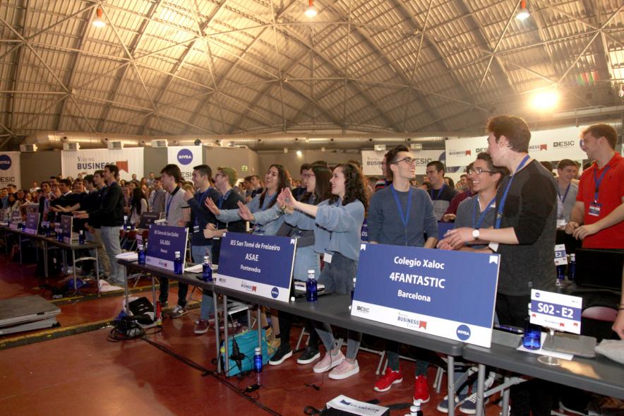 Inauguración Final Nacional Young Business Talents - Imagen de jóvenes aplaudiendo de pie al orador.