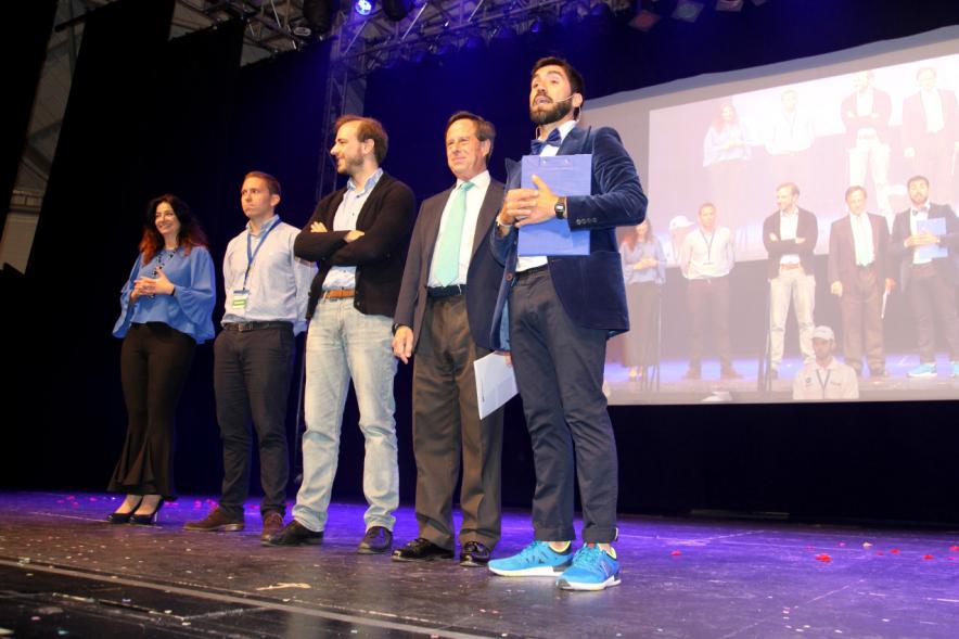 Inauguración Final Nacional Young Business Talents - Imagen de grupo de oradores en el escenario.