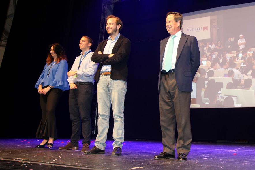 Inauguración Final Nacional Young Business Talents - Imagen de grupo de oradores en el escenario.