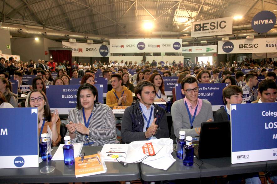 Inauguración Final Nacional Young Business Talents - Imagen de jóvenes escuchando al orador.