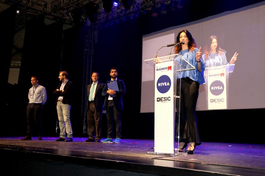 Inauguración Final Nacional Young Business Talents - Imagen de una oradora en un momento de su charla.