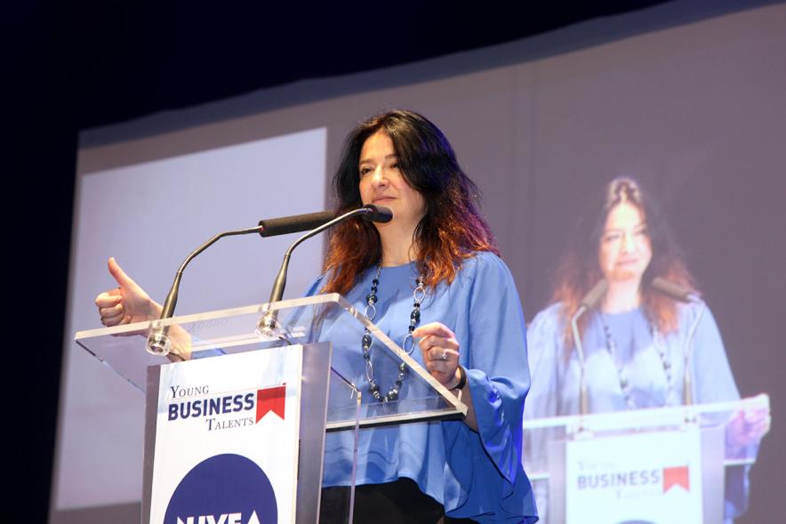 Inauguración Final Nacional Young Business Talents - Imagen de una oradora en un momento de su charla.