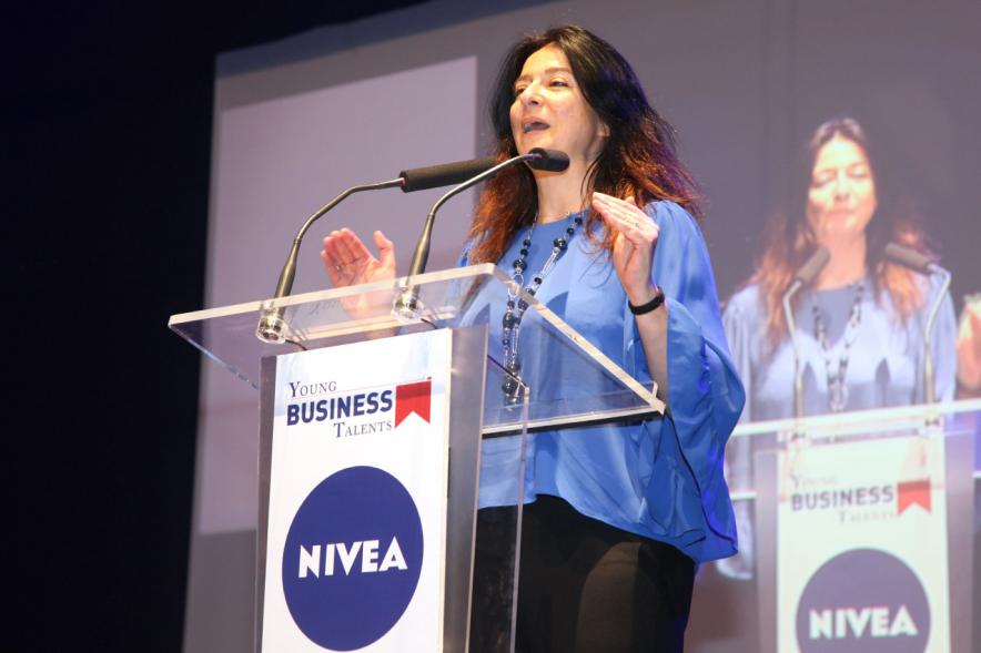Inauguración Final Nacional Young Business Talents - Imagen de una oradora en un momento de su charla.