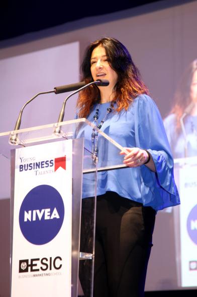 Inauguración Final Nacional Young Business Talents - Imagen de una oradora en un momento de su charla.