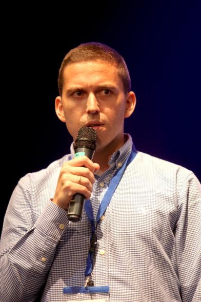 Inauguración Final Nacional Young Business Talents - Imagen de un orador en un momento de su charla.