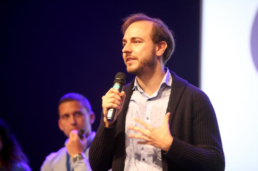 Inauguración Final Nacional Young Business Talents - Imagen de un orador en un momento de su charla.