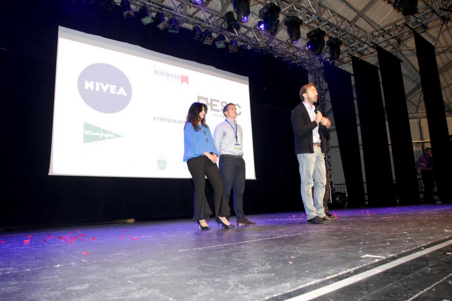 Inauguración Final Nacional Young Business Talents - Imagen de grupo de oradores en el escenario.