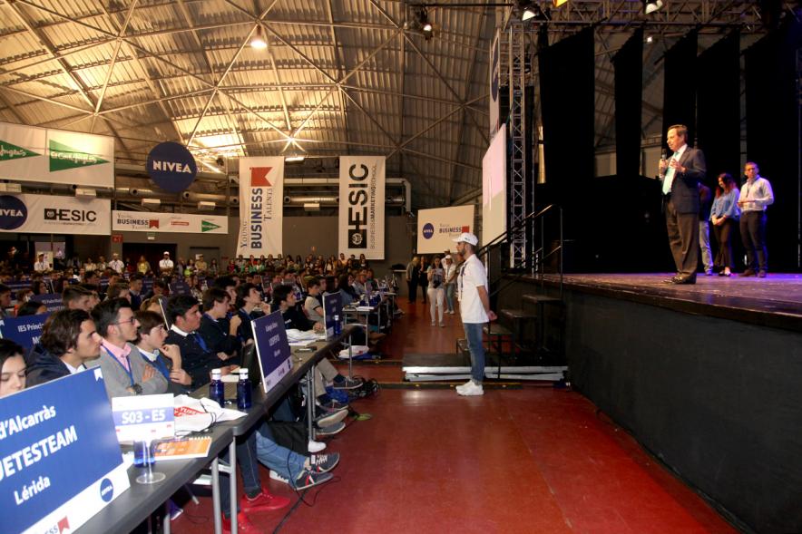 Inauguración Final Nacional Young Business Talents - Imagen del alcalde García de Vinuesa saludando a los asistentes.