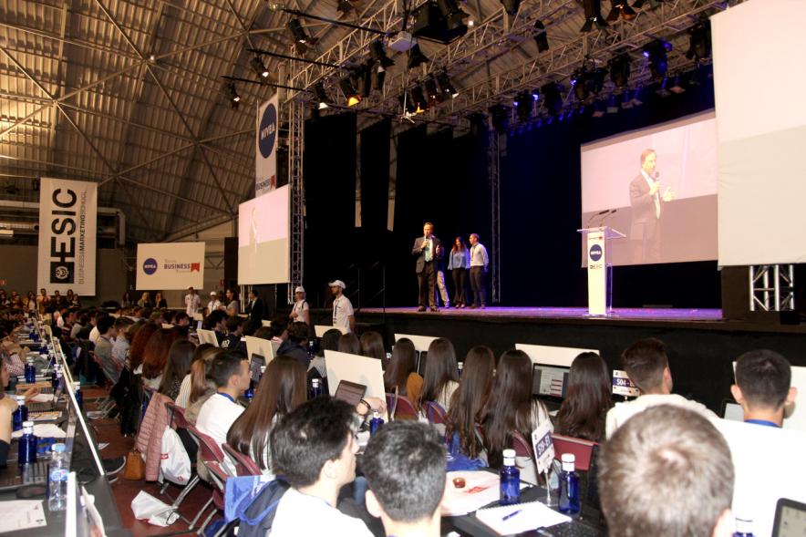 Inauguración Final Nacional Young Business Talents - Imagen del alcalde García de Vinuesa saludando a los asistentes.