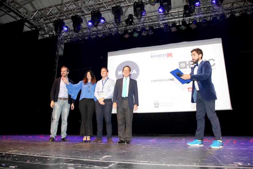 Inauguración Final Nacional Young Business Talents - Imagen del alcalde García de Vinuesa junto a los oradores del evento.