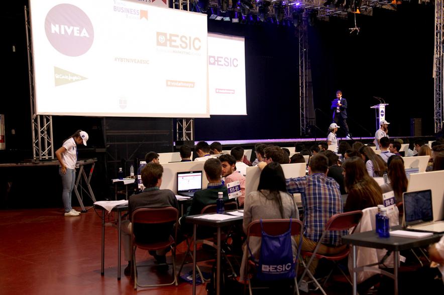 Inauguración Final Nacional Young Business Talents - Imagen del público asistente y del escenario.