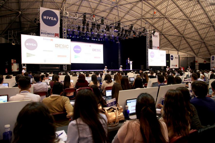 Inauguración Final Nacional Young Business Talents - Imagen del público asistente y del escenario.