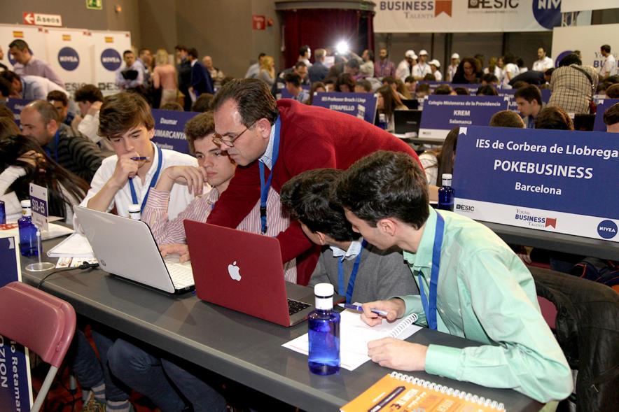 Inauguración Final Nacional Young Business Talents - Imagen de jóvenes practicando con el programa Young Business Talents en su ordenador.