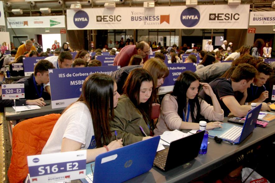Inauguración Final Nacional Young Business Talents - Imagen de jóvenes practicando con el programa Young Business Talents en su ordenador.