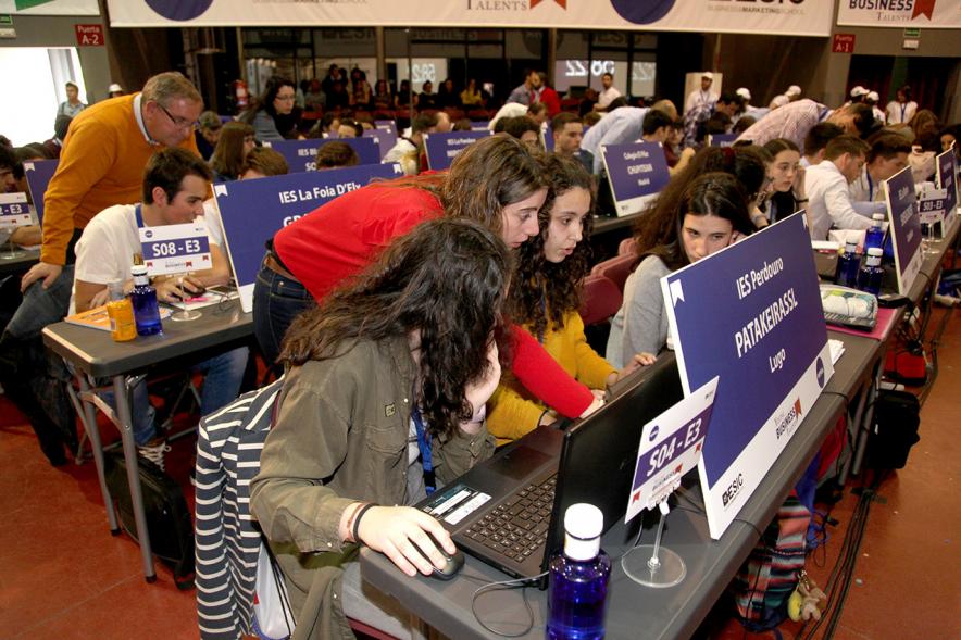 Inauguración Final Nacional Young Business Talents - Imagen de jóvenes practicando con el programa Young Business Talents en su ordenador.