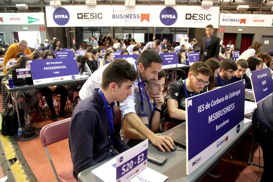 Inauguración Final Nacional Young Business Talents - Imagen de jóvenes practicando con el programa Young Business Talents en su ordenador.