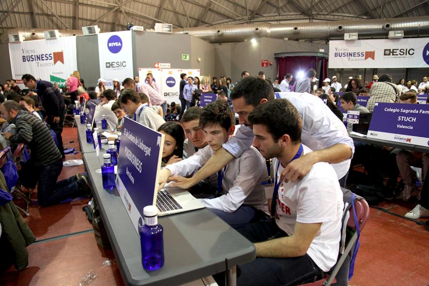 Inauguración Final Nacional Young Business Talents - Imagen de jóvenes practicando con el programa Young Business Talents en su ordenador.