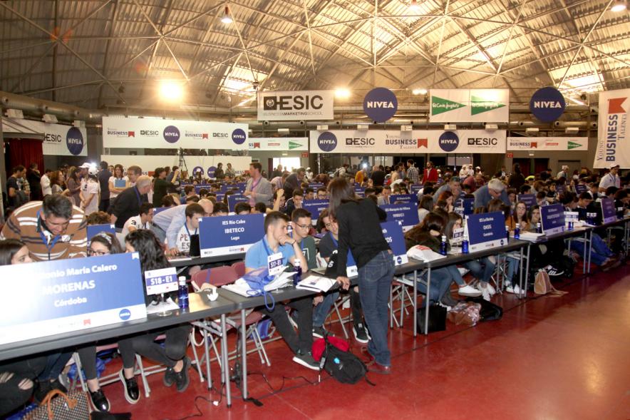 Inauguración Final Nacional Young Business Talents - Imagen de jóvenes practicando con el programa Young Business Talents en su ordenador.