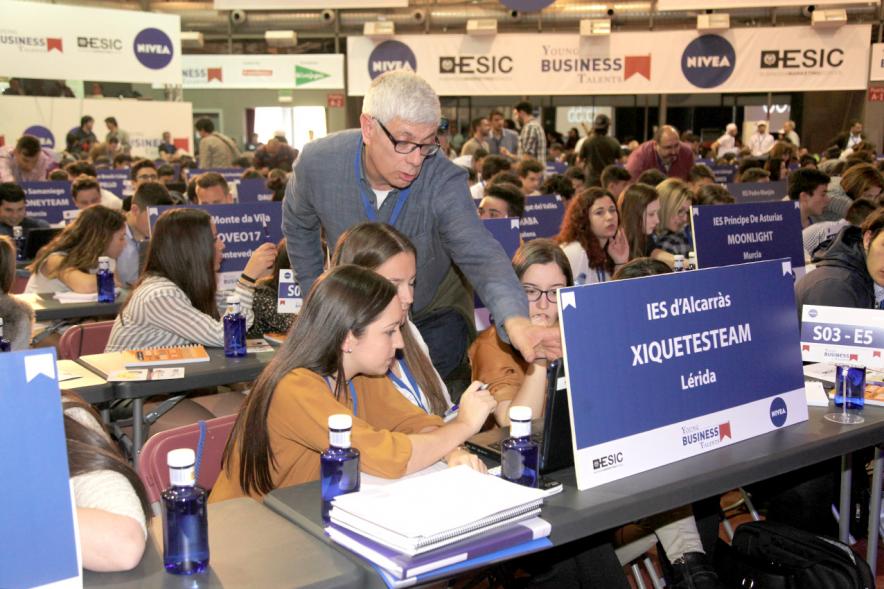 Inauguración Final Nacional Young Business Talents - Imagen de jóvenes practicando con el programa Young Business Talents en su ordenador.