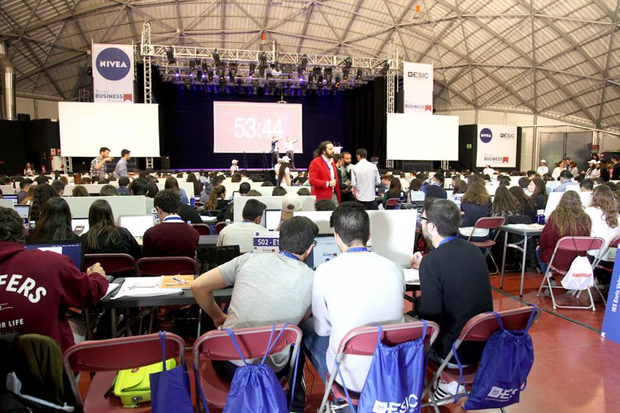 Inauguración Final Nacional Young Business Talents - Imagen del público asistente y del escenario.