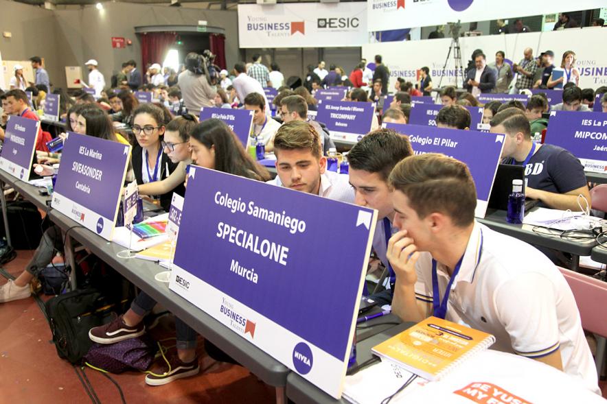 Inauguración Final Nacional Young Business Talents - Imagen de jóvenes practicando con el programa Young Business Talents en su ordenador.