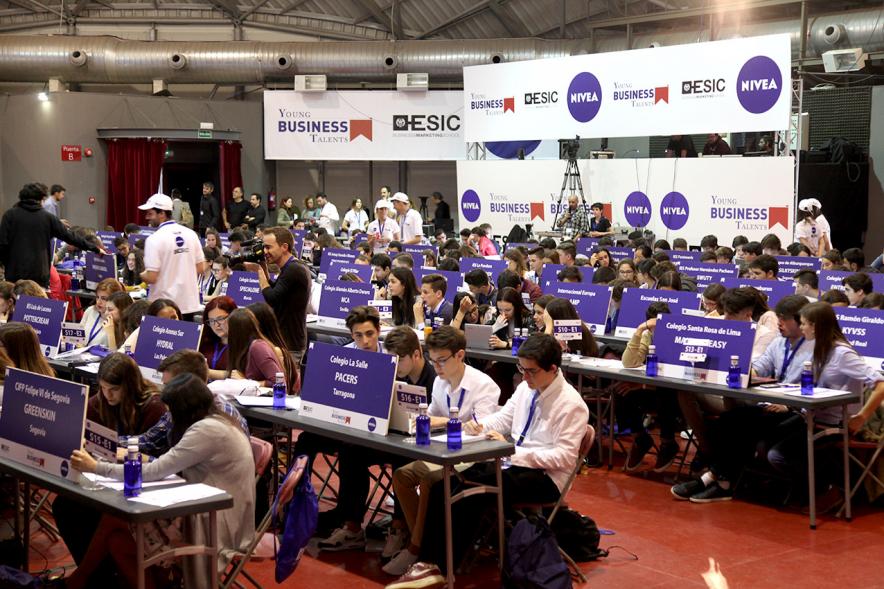 Inauguración Final Nacional Young Business Talents - Imagen de jóvenes practicando con el programa Young Business Talents en su ordenador.