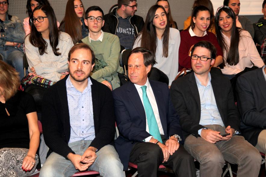 Inauguración Final Nacional Young Business Talents - Imagen del alcalde García de Vinuesa junto a las autoridades asistentes al evento.