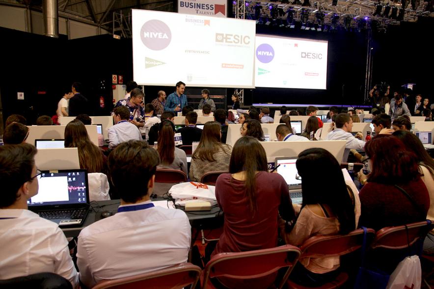 Inauguración Final Nacional Young Business Talents - Imagen general de los jóvenes asistentes.
