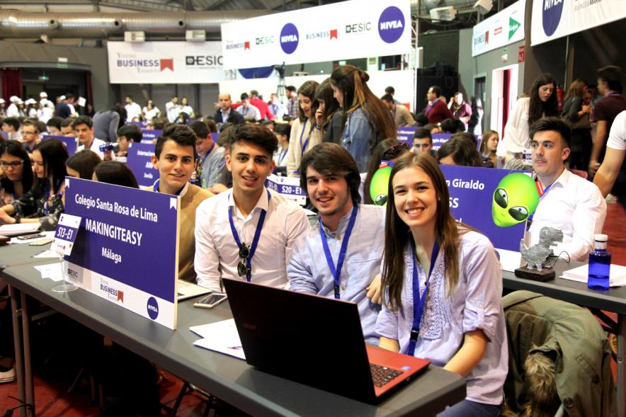 Inauguración Final Nacional Young Business Talents - Imagen de jóvenes practicando con el programa Young Business Talents en su ordenador.