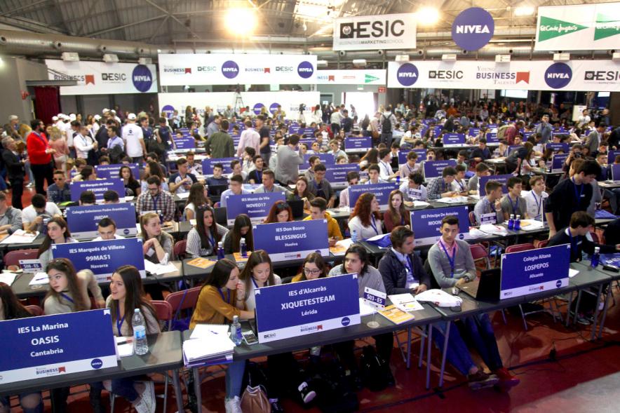 Inauguración Final Nacional Young Business Talents - Imagen de jóvenes practicando con el programa Young Business Talents en su ordenador.
